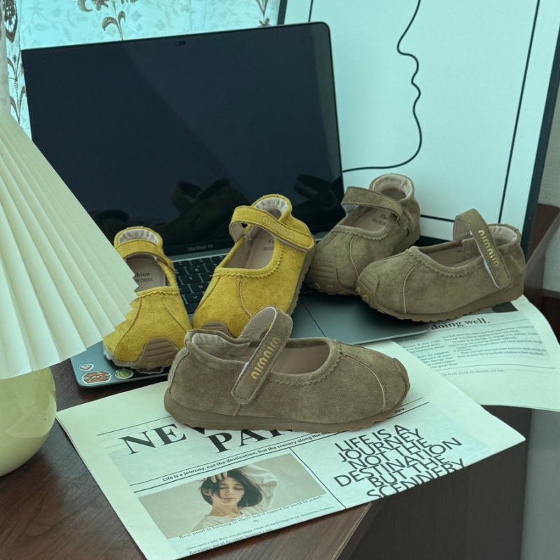 Dječje retro Mary Jane tenisice - gornji dio od praveg semiša, nizak profil, Velcro zatvaranje, gumena potplat, prozračne, protuklizne, otporne