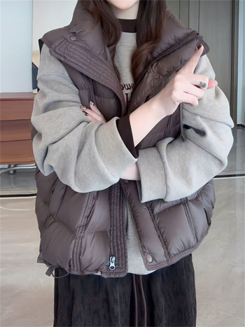 Vesta fără mâneci cu guler înalt, fermoar, umplutură din bumbac, material poliester, lungime standard