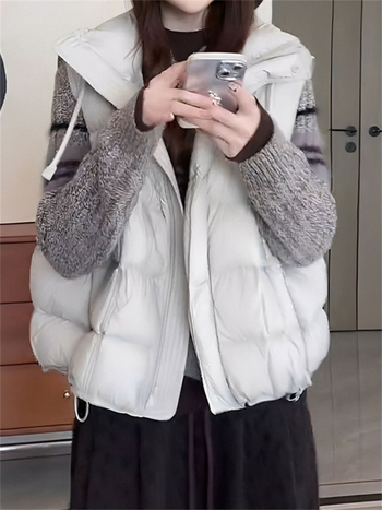 Vesta fără mâneci cu guler înalt, fermoar, umplutură din bumbac, material poliester, lungime standard