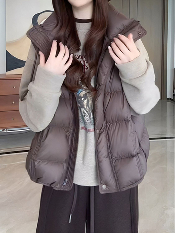 Vesta fără mâneci cu guler înalt, fermoar, umplutură din bumbac, material poliester, lungime standard