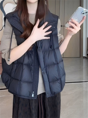 Vesta fără mâneci cu guler înalt, fermoar, umplutură din bumbac, material poliester, lungime standard