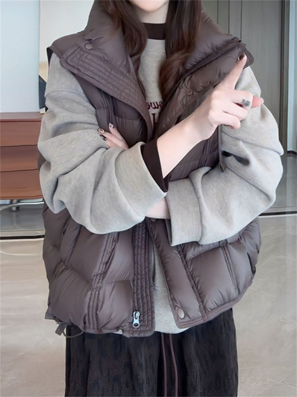 Vesta fără mâneci cu guler înalt, fermoar, umplutură din bumbac, material poliester, lungime standard