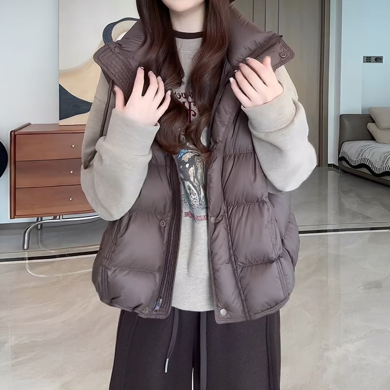 Vesta fără mâneci cu guler înalt, fermoar, umplutură din bumbac, material poliester, lungime standard