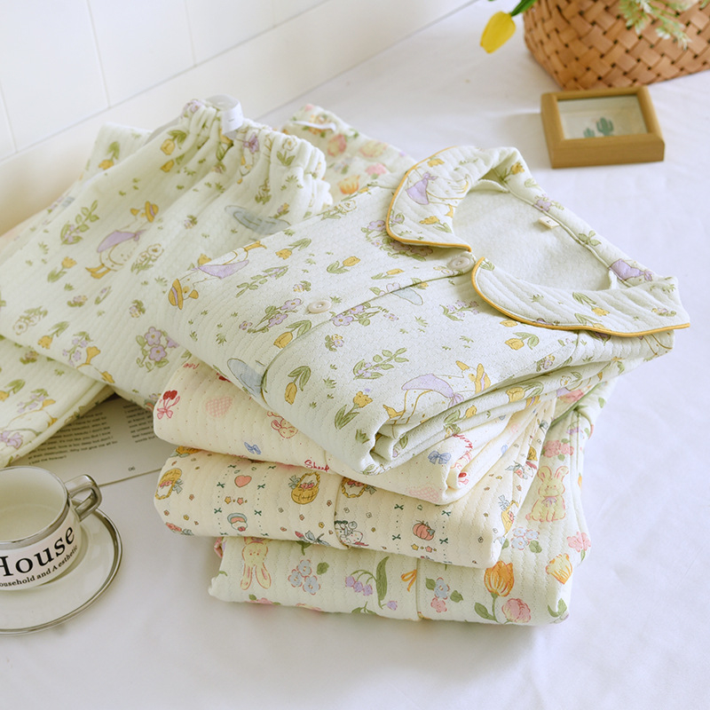 Set pijamale maternitate pentru toamnă–iarna, mâneci lungi, 95–100% bumbac, grosime 251–300 g/m², acces de alăptare încrucișat