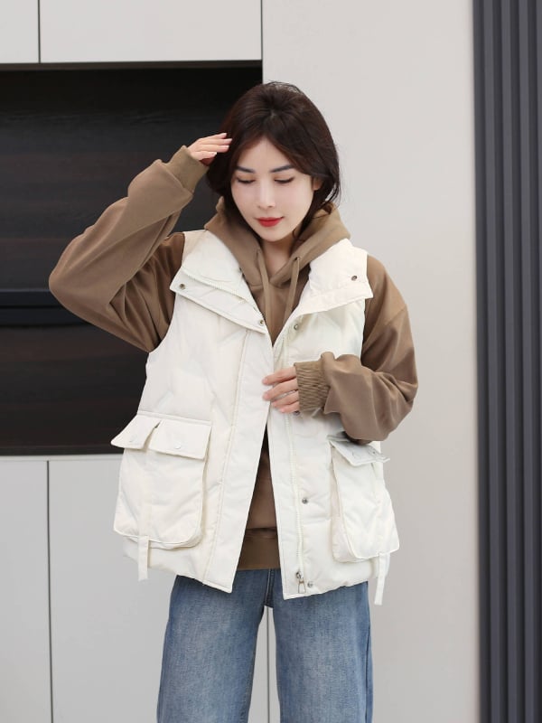 Vesta damă cu guler înalt, umplutură din puf alb de rață, material nylon cu amestec de poliester, lungime medie 65–80 cm, stil casual japonez-coreean