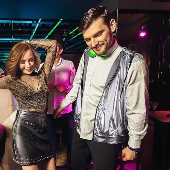 Férfi sportos mellény kapucnival, fényes egyszínű dizájn, cipzárral, karcsú szabás, fő anyag: spandex 30%, bélés: spandex, őszi viselet