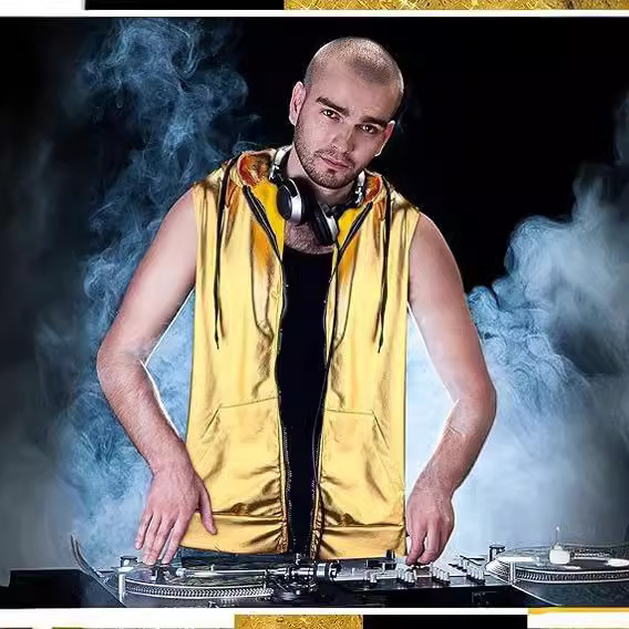 Férfi sportos mellény kapucnival, fényes egyszínű dizájn, cipzárral, karcsú szabás, fő anyag: spandex 30%, bélés: spandex, őszi viselet