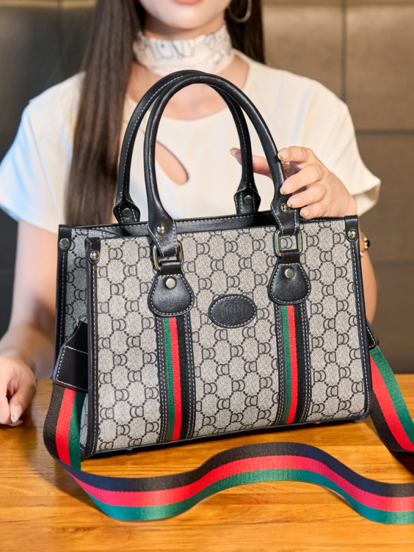 Roadjet PVC Tote torba – zatvarač, dvostruke naramenice, vodoravni kvadratni oblik, poliesterska podstava, više džepova (telefon, ID, prijenosno, kamera) – ljeto 2025 izdanje