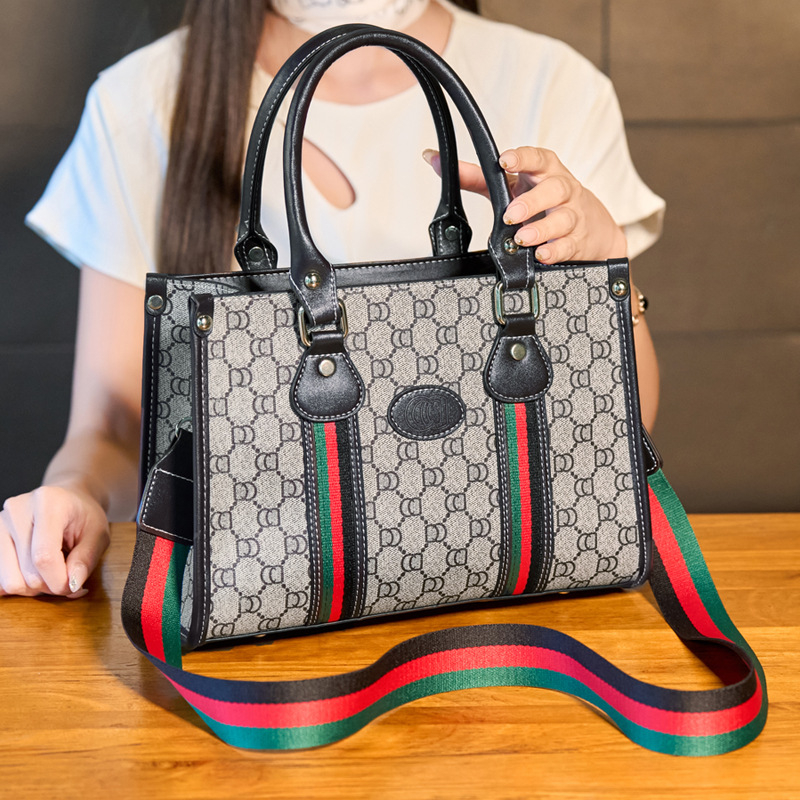 Roadjet PVC Tote torba – zatvarač, dvostruke naramenice, vodoravni kvadratni oblik, poliesterska podstava, više džepova (telefon, ID, prijenosno, kamera) – ljeto 2025 izdanje