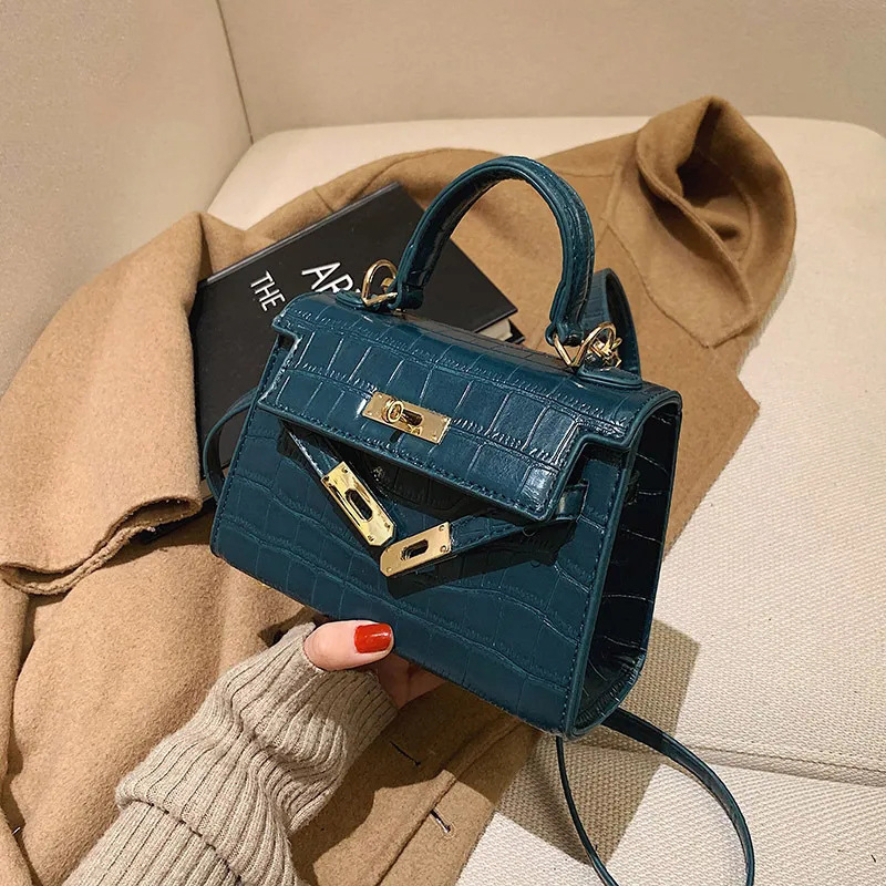 Ženska PU crossbody torba, vertikalni kvadratni oblik, zatvaranje zaklopkom, unutarnji džepovi: zip, džep za telefon, džep za osobnu iskaznicu, jedan remen za ramena