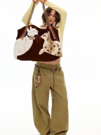 Чанта през рамо от изкуствена кожа — обемен капацитет, полиестерна подплата, ципово откриване, вътрешен джоб с цип, триизмерен дизайн, бродирани детайли