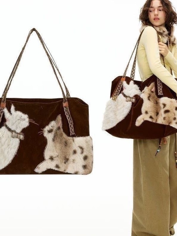 Чанта през рамо от изкуствена кожа — обемен капацитет, полиестерна подплата, ципово откриване, вътрешен джоб с цип, триизмерен дизайн, бродирани детайли