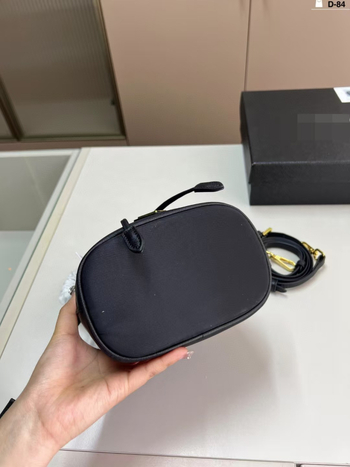 Τσαντα bucket από καμβά, κυλινδρικού σχήματος, άνοιγμα με κορδόνι, εσωτερική θήκη με φερμουάρ, αστικός μινιμαλισμός