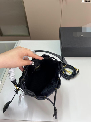 Τσαντα bucket από καμβά, κυλινδρικού σχήματος, άνοιγμα με κορδόνι, εσωτερική θήκη με φερμουάρ, αστικός μινιμαλισμός