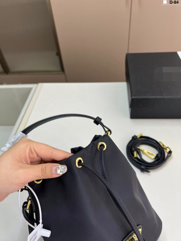 Τσαντα bucket από καμβά, κυλινδρικού σχήματος, άνοιγμα με κορδόνι, εσωτερική θήκη με φερμουάρ, αστικός μινιμαλισμός