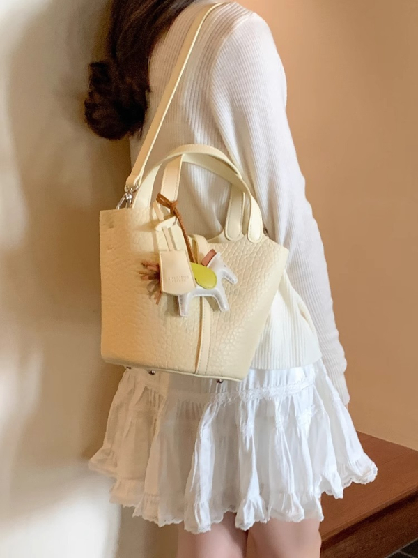 Torba tipa kanta — PU materijal, magnetsko zatvaranje, unutarnja džep s patentnim zatvaračem i džep za mobitel (Brend: CANDYN&KITE)