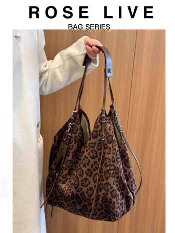 Tote táska európai retro stílusban, velúr bőr matt felülettel, zipzáras nyitás, rejtett zipzáros belső zseb, egyetlen vállpánt