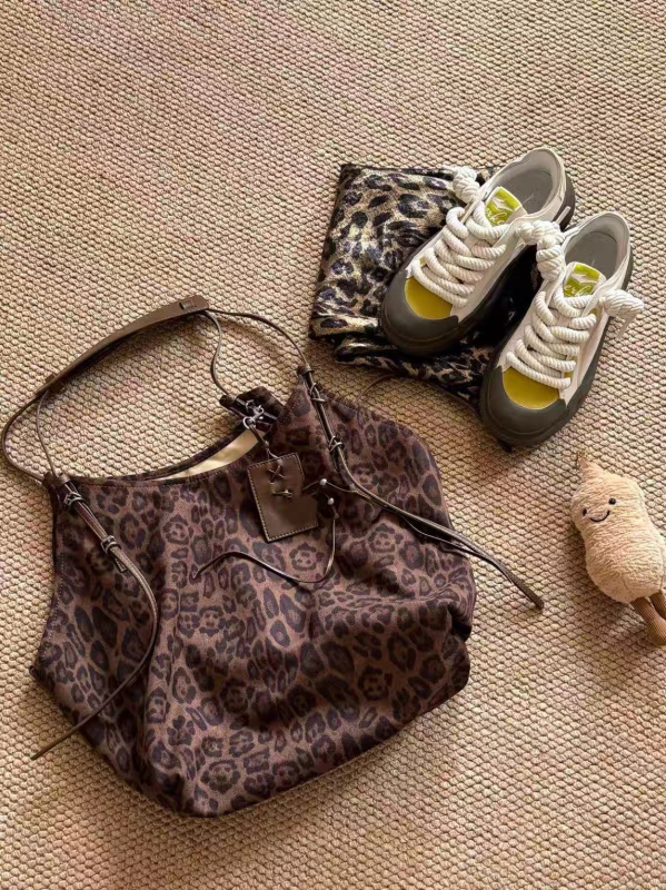 Tote táska európai retro stílusban, velúr bőr matt felülettel, zipzáras nyitás, rejtett zipzáros belső zseb, egyetlen vállpánt