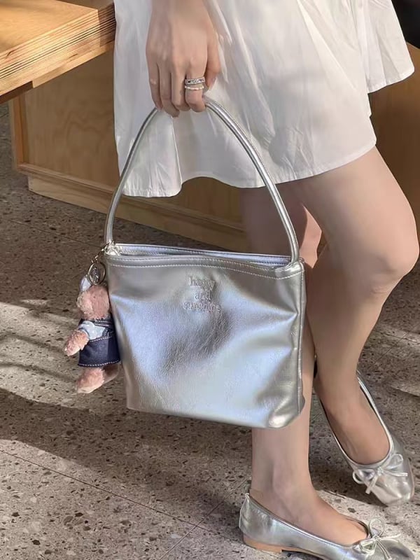 Τσάντα bucket με κέντημα από PU, συμπαγής αστικός σχεδιασμός, με μια ιμάνκα, μαλακό εσωτερικό και θήκη για κινητό, μαγνητικό κλείσιμο