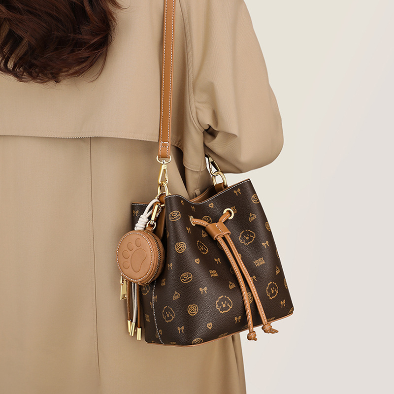 Γυναικεία bucket τσάντα, street style, συνθετικό δέρμα, bucket σχήμα, εσωτερική θήκη για κινητό, κυκλοφορία χειμώνας 2025