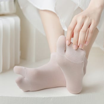 Nőknek szánt ötfujjú pamut zokni, légáteresztő, szagellenálló, izzadságot felszívó, csúszásmentes (70–80% pamut; egyszálas varrás; nyár 2024)