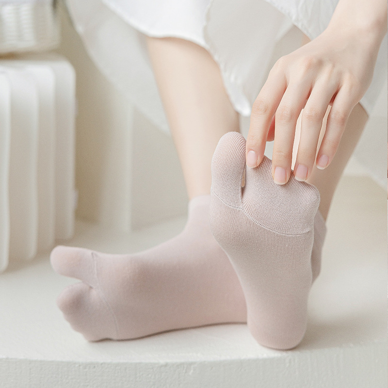 Nőknek szánt ötfujjú pamut zokni, légáteresztő, szagellenálló, izzadságot felszívó, csúszásmentes (70–80% pamut; egyszálas varrás; nyár 2024)