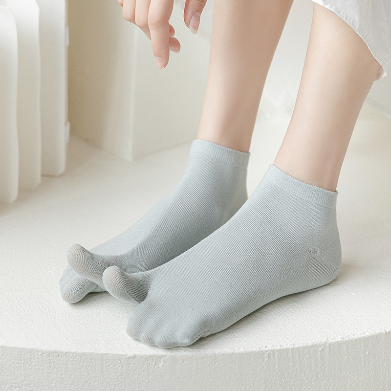 Nőknek szánt ötfujjú pamut zokni, légáteresztő, szagellenálló, izzadságot felszívó, csúszásmentes (70–80% pamut; egyszálas varrás; nyár 2024)