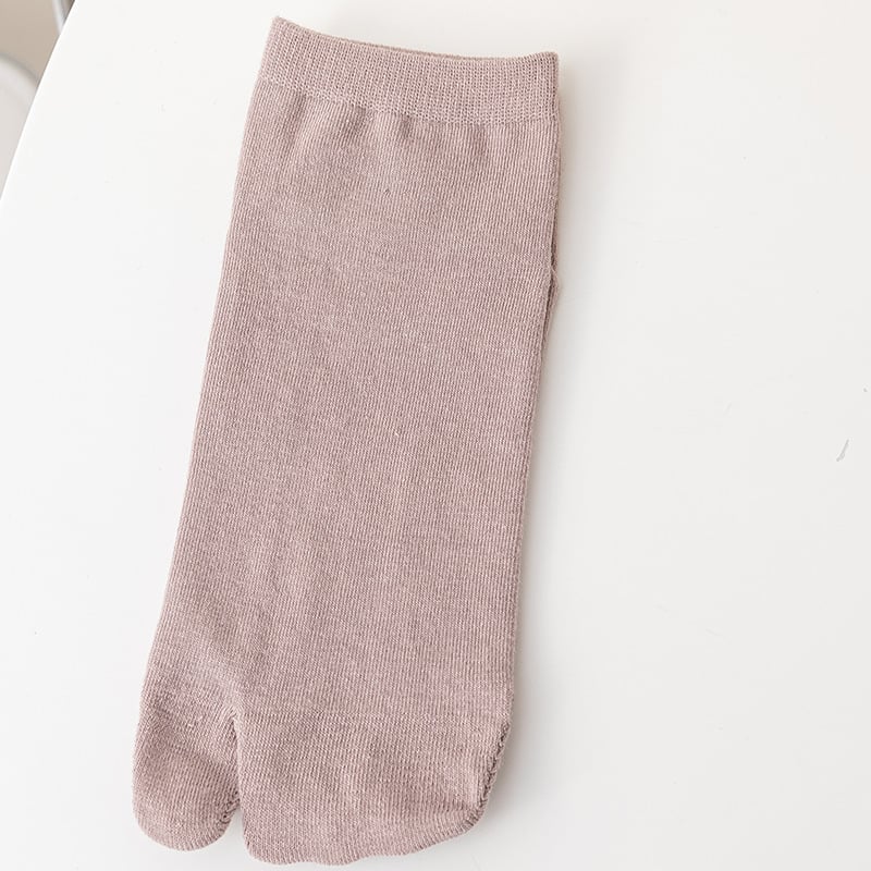 Nőknek szánt ötfujjú pamut zokni, légáteresztő, szagellenálló, izzadságot felszívó, csúszásmentes (70–80% pamut; egyszálas varrás; nyár 2024)