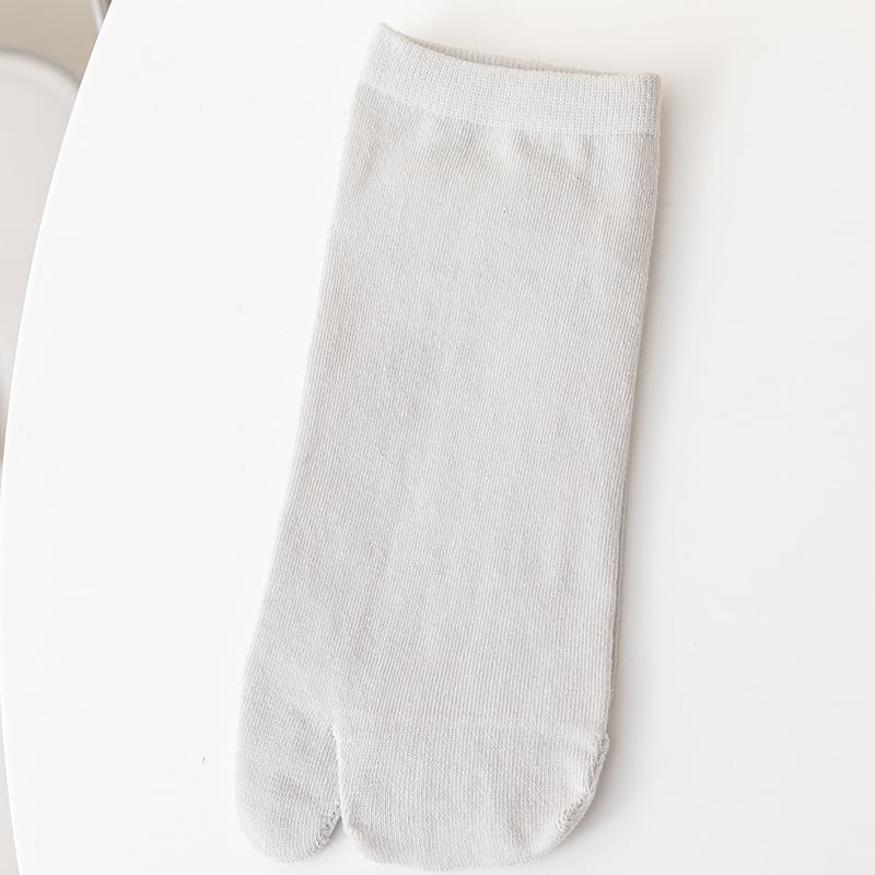 Nőknek szánt ötfujjú pamut zokni, légáteresztő, szagellenálló, izzadságot felszívó, csúszásmentes (70–80% pamut; egyszálas varrás; nyár 2024)