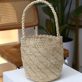 Γυναικεία τσάντα από ραφία υφασμένη, κυλινδρικού σχήματος, ανοιχτή κορυφή, μία λαβή ώμου, αστικός μινιμαλισμός, καλοκαίρι 2025