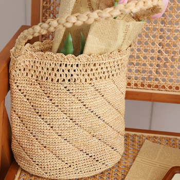 Γυναικεία τσάντα από ραφία υφασμένη, κυλινδρικού σχήματος, ανοιχτή κορυφή, μία λαβή ώμου, αστικός μινιμαλισμός, καλοκαίρι 2025