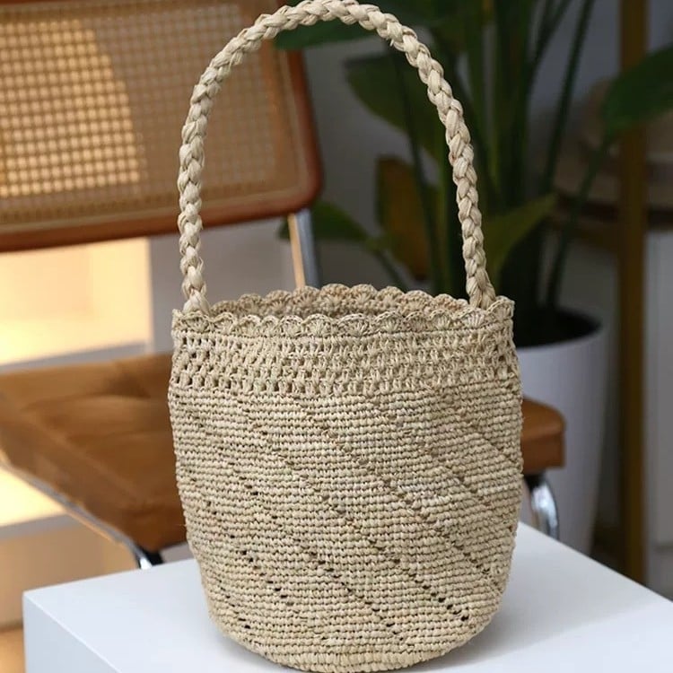 Γυναικεία τσάντα από ραφία υφασμένη, κυλινδρικού σχήματος, ανοιχτή κορυφή, μία λαβή ώμου, αστικός μινιμαλισμός, καλοκαίρι 2025