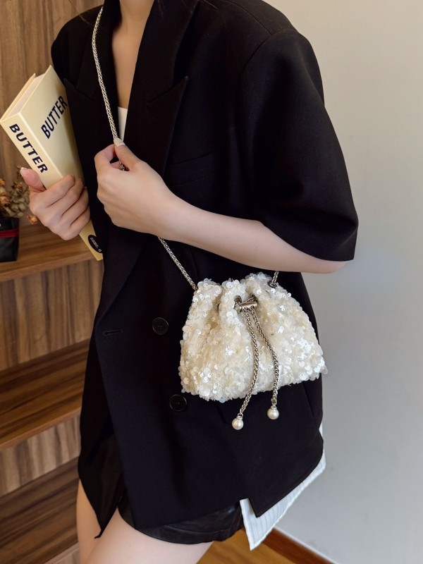 Mini bucket torba s perlovim lancem za rameno, urbana minimalistička linija, PVC, zatvaranje šnrom, unutarnji džepovi za telefon i dokumente