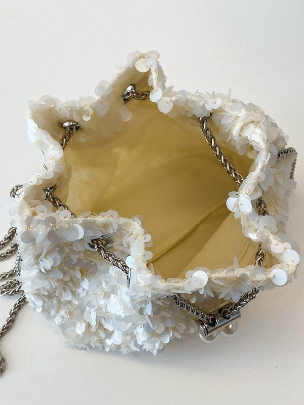 Mini bucket torba s perlovim lancem za rameno, urbana minimalistička linija, PVC, zatvaranje šnrom, unutarnji džepovi za telefon i dokumente