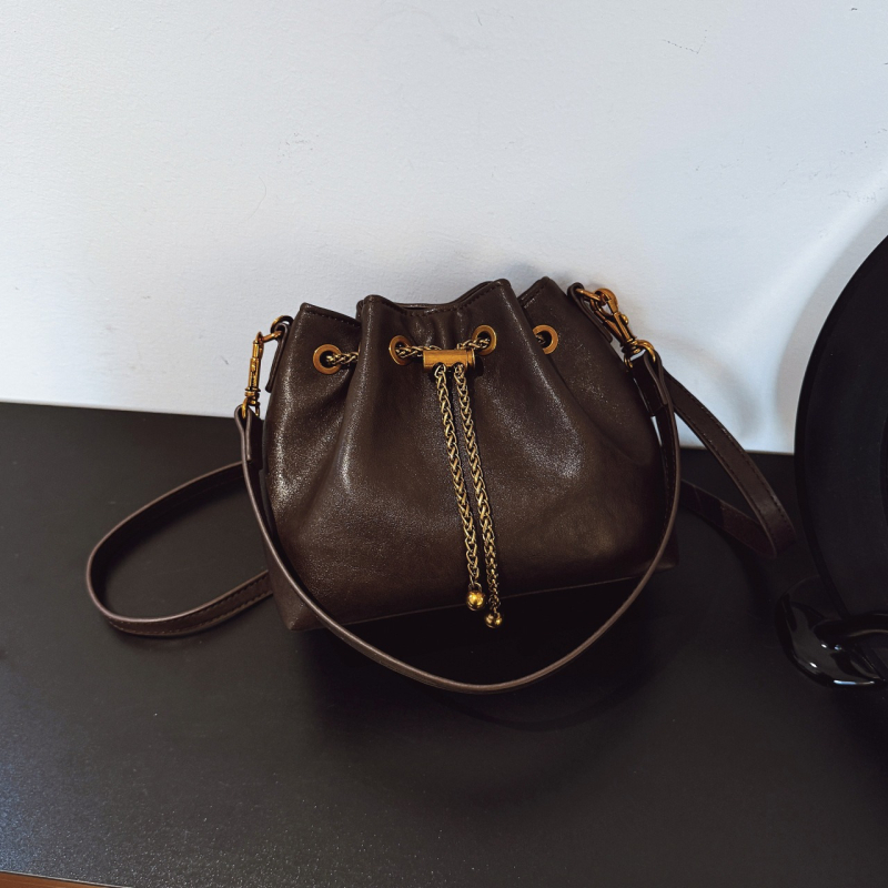 Victoria PU κυλινδρική τσάντα crossbody, αστικός μινιμαλισμός, εσωτερική θήκη και μονός ιμάντας, άνοιξη 2025