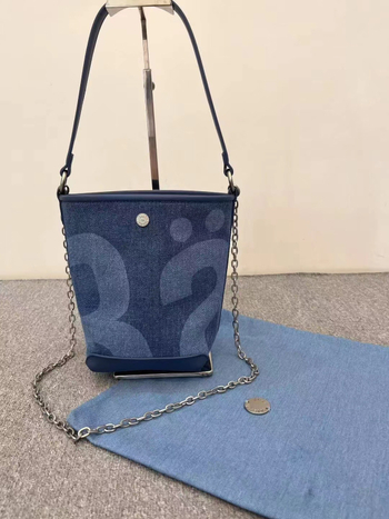 Denim bucket torba, oblik bucket, podstava od platna, ljeto 2025