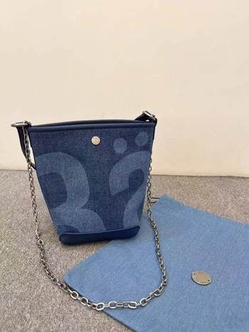 Denim bucket torba, oblik bucket, podstava od platna, ljeto 2025