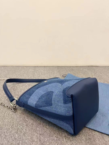 Denim bucket torba, oblik bucket, podstava od platna, ljeto 2025