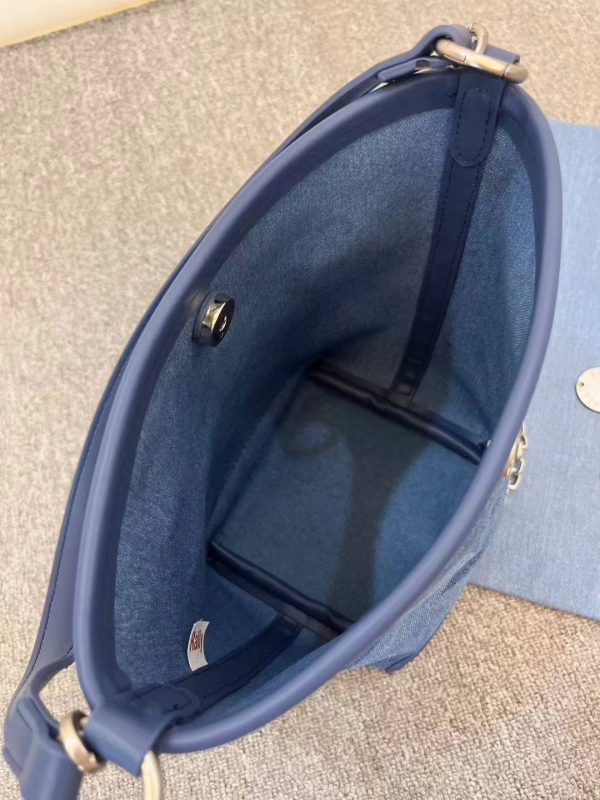 Denim bucket torba, oblik bucket, podstava od platna, ljeto 2025