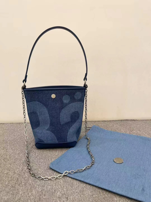 Denim bucket torba, oblik bucket, podstava od platna, ljeto 2025
