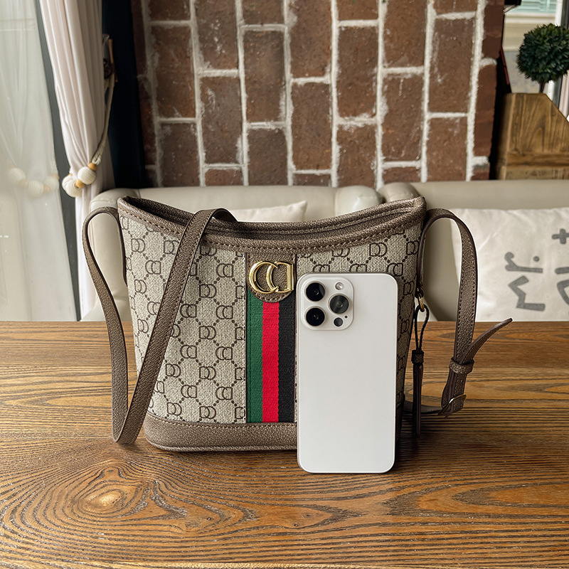 PU materijala bucket torba – bucket stil – ljeto 2024 sezona – za svakodnevne kombinacije