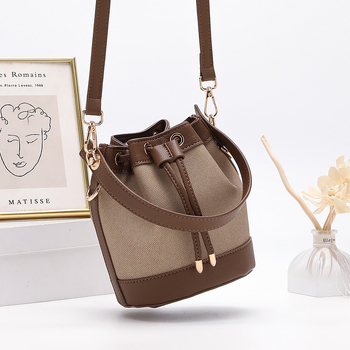 Τσάντα crossbody κυλινδρικού σχήματος από microfiber συνθετικό δέρμα, άνοιγμα με ταινία, εσωτερική τσέπη με φερμουάρ, αστικό μινιμαλιστικό στυλ