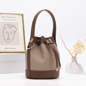 Τσάντα crossbody κυλινδρικού σχήματος από microfiber συνθετικό δέρμα, άνοιγμα με ταινία, εσωτερική τσέπη με φερμουάρ, αστικό μινιμαλιστικό στυλ