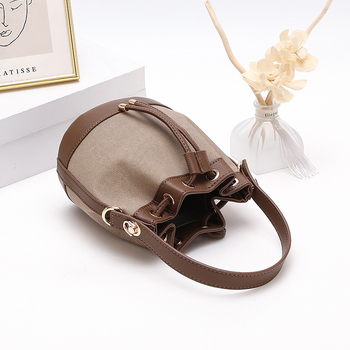 Τσάντα crossbody κυλινδρικού σχήματος από microfiber συνθετικό δέρμα, άνοιγμα με ταινία, εσωτερική τσέπη με φερμουάρ, αστικό μινιμαλιστικό στυλ