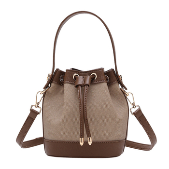 Τσάντα crossbody κυλινδρικού σχήματος από microfiber συνθετικό δέρμα, άνοιγμα με ταινία, εσωτερική τσέπη με φερμουάρ, αστικό μινιμαλιστικό στυλ