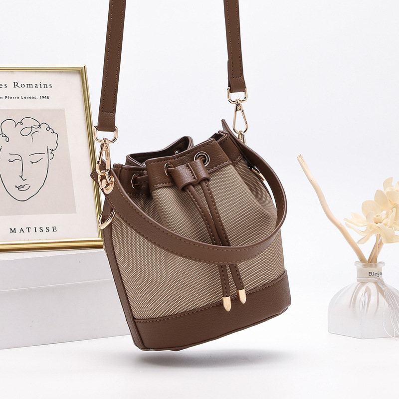 Τσάντα crossbody κυλινδρικού σχήματος από microfiber συνθετικό δέρμα, άνοιγμα με ταινία, εσωτερική τσέπη με φερμουάρ, αστικό μινιμαλιστικό στυλ