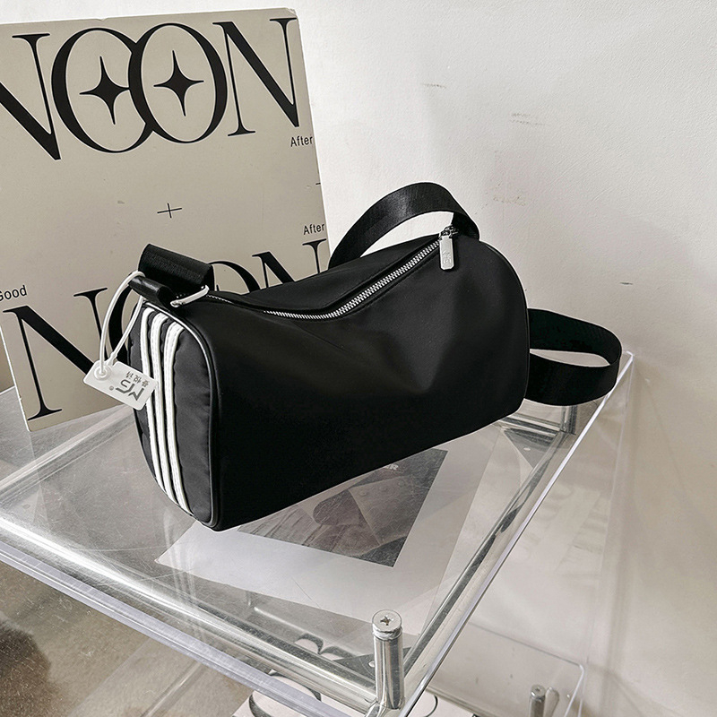 Ženska nylon torbica za rame, gradski minimalistički stil, horizontalni kvadratni oblik, zatvaranje na zip, unutarnji džep sa zipom, jedna naramenica