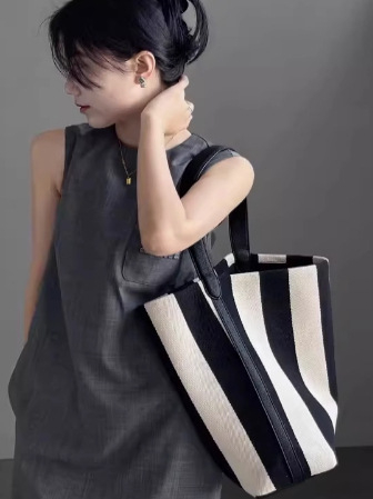 Τσάντα-κούβα από καμβά με ρίγες (Αστικό μινιμαλιστικό στυλ, καμβάς, κάθετο ορθογώνιο σχήμα, άνοιγμα στην κορυφή, εσωτερική θήκη με φερμουάρ)