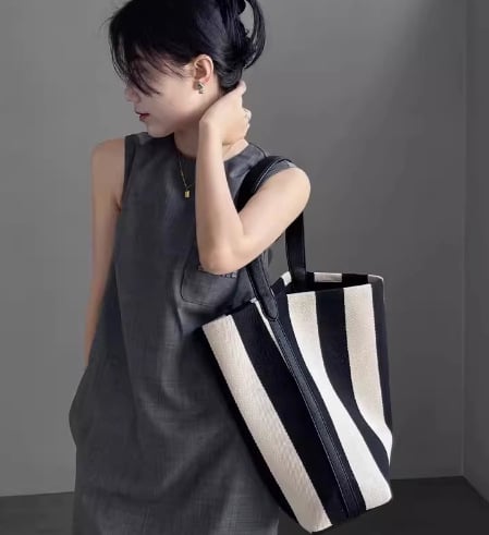 Τσάντα-κούβα από καμβά με ρίγες (Αστικό μινιμαλιστικό στυλ, καμβάς, κάθετο ορθογώνιο σχήμα, άνοιγμα στην κορυφή, εσωτερική θήκη με φερμουάρ)