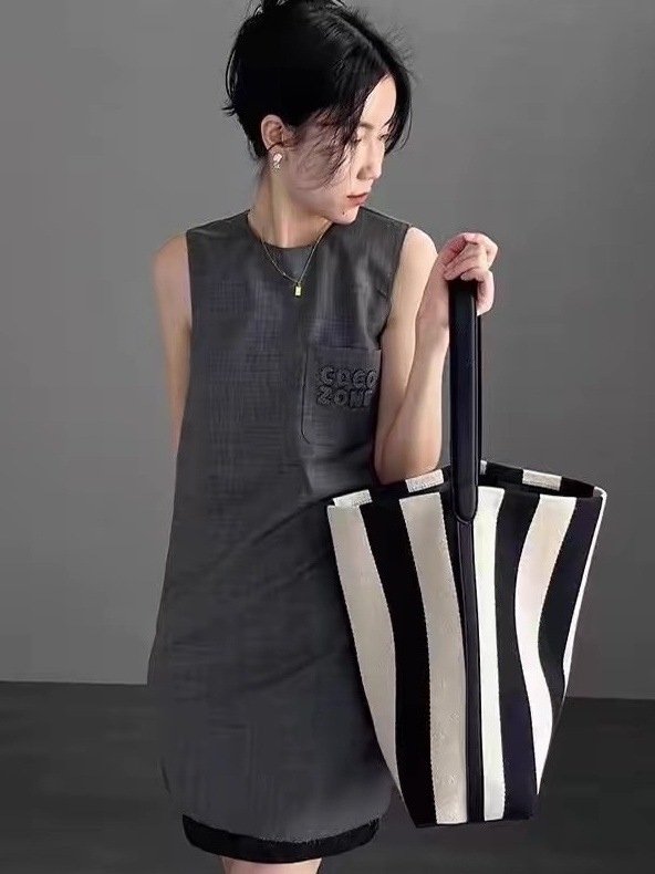 Τσάντα-κούβα από καμβά με ρίγες (Αστικό μινιμαλιστικό στυλ, καμβάς, κάθετο ορθογώνιο σχήμα, άνοιγμα στην κορυφή, εσωτερική θήκη με φερμουάρ)